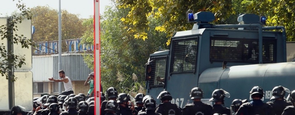 Polic�a h�ngara usa gases lacrim�genos contra migrantes en frontera con Serbia 