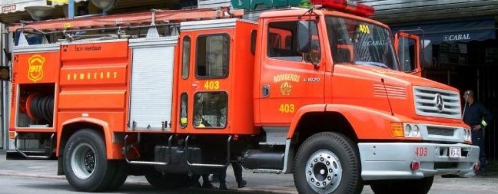 Bomberos de Piri�polis y Pan de Az�car combaten incendio en ruta 9