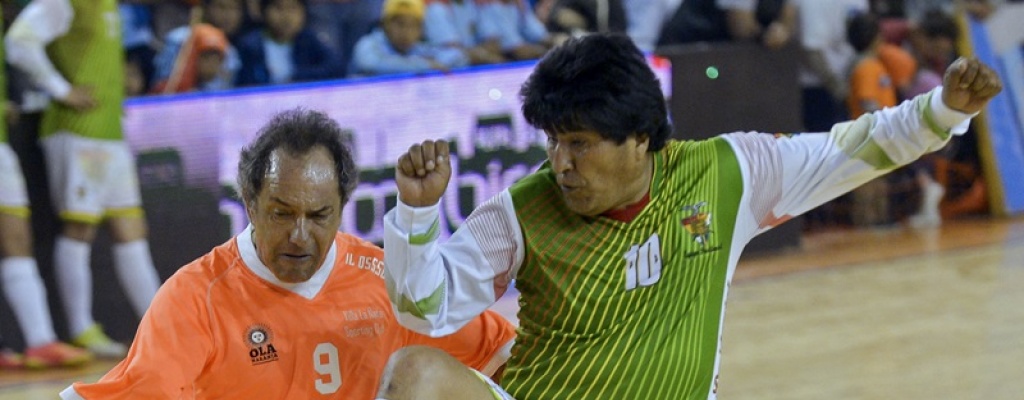 Evo Morales visit� Argentina y jug� al f�tbol con Scioli