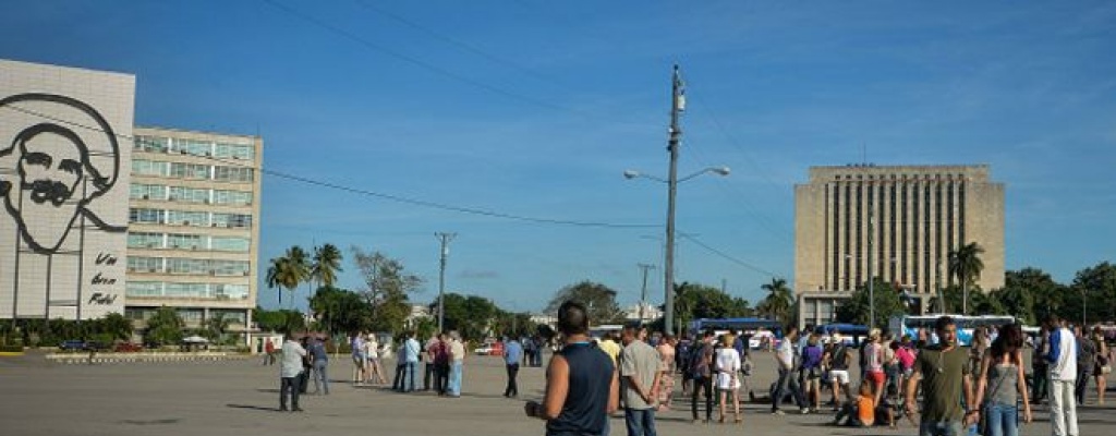 Multitud de cubanos y turistas colman Plaza de la Revoluci�n para misa papal