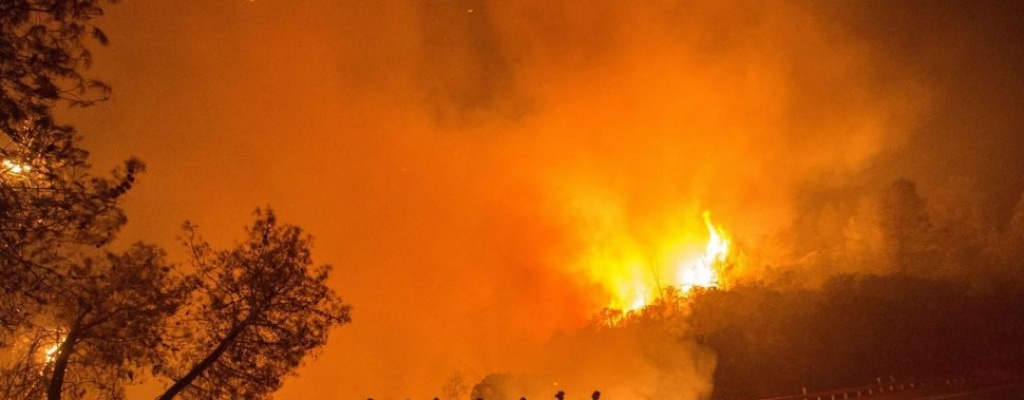 Bomberos luchan para controlar incendios forestales en California