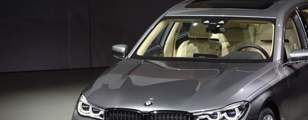 Caen acciones de BMW tras denuncia por violar normas de emisiones