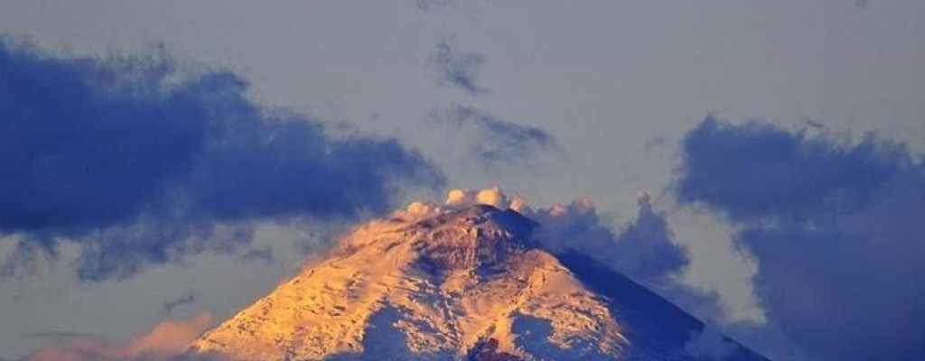 Volcn cerca de Quito expulsa columna de ceniza de 2 Km de altura