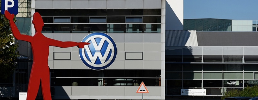 Polica alemana allan sede de Volkswagen por caso de motores trucados