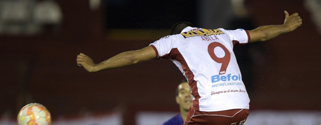 Sudamericana: Defensor cay 1-0 ante Huracn y definir serie de local