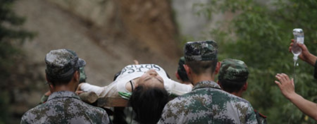 Rescatan mujer de entre los escombros tres d�as despu�s de terremoto en China