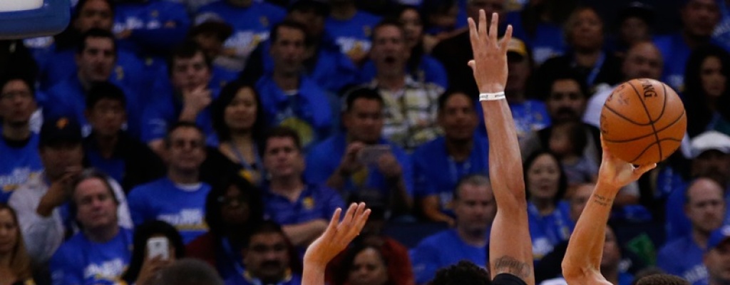 Comenz la NBA con 40 puntos de Curry y cada de Cavs de LeBron James