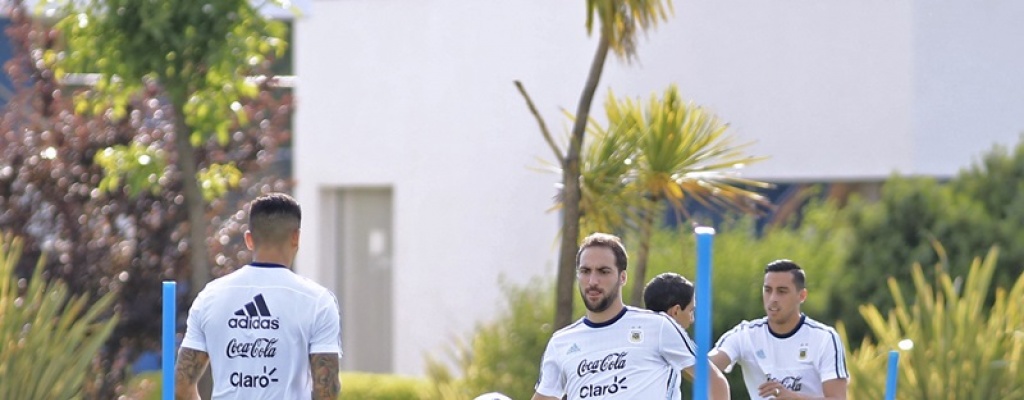 Argentina con ausencias se entrena para enfrentar a Brasil con Neymar