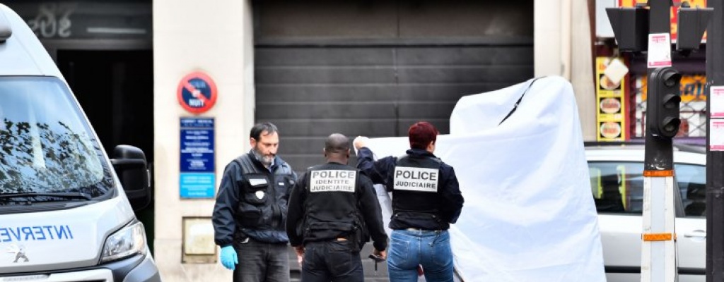 Hallan kalashnikov en coche abandonado tras atentados de Pars
