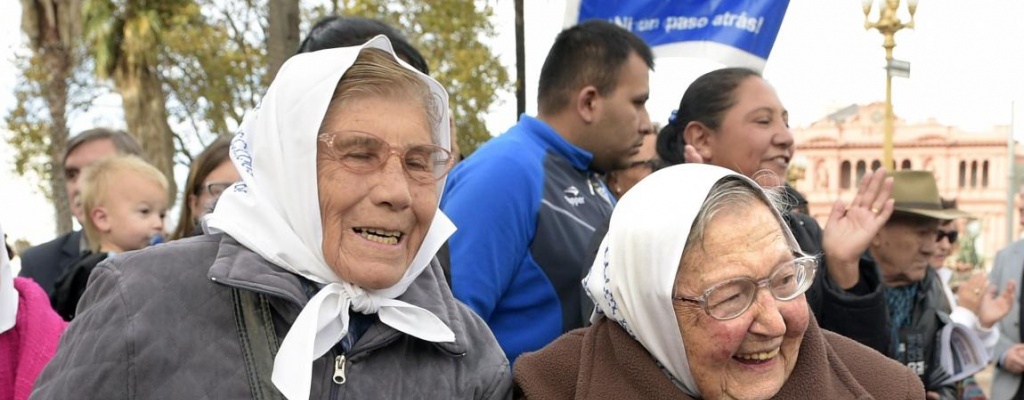 Abuelas y Madres de Plaza de Mayo piden votar por Scioli y "poner memoria en las urnas"