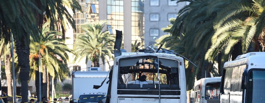 Tnez: 13 muertos en atentado contra autobs de guardia presidencial
