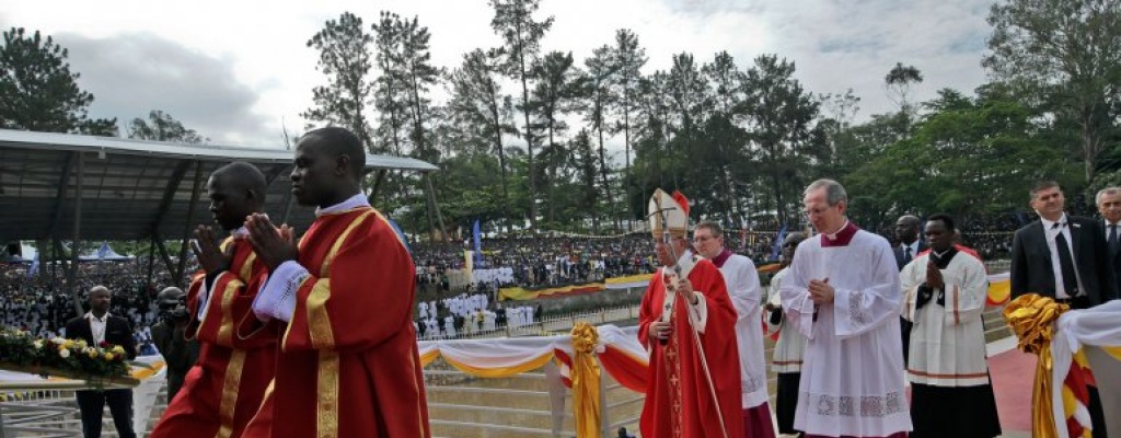 Francisco celebr� misa en Uganda y record� a m�rtires cristianos