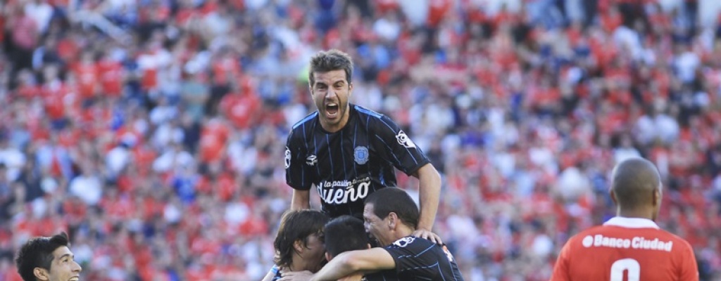 Racing venci de visitante a Independiente y se acerca a la Libertadores