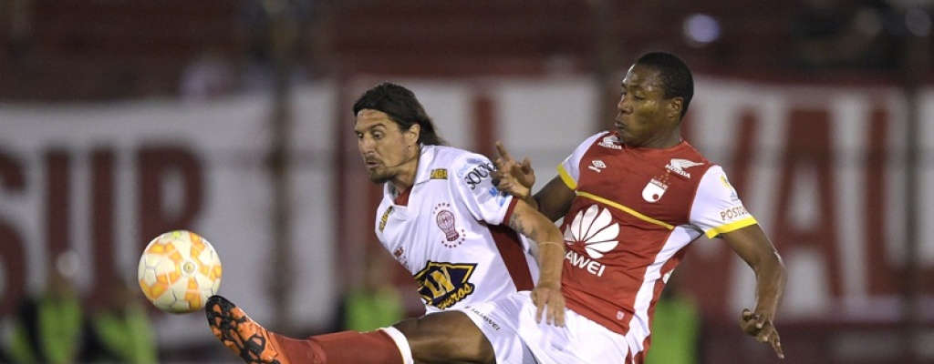 Sudamericana: Huracn y Santa F igualaron 0 - 0 en primera final
