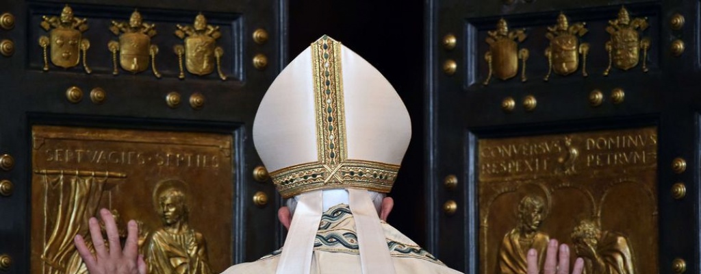 Papa abre la Puerta Santa de la baslica de San Pedro para inaugurar el Jubileo