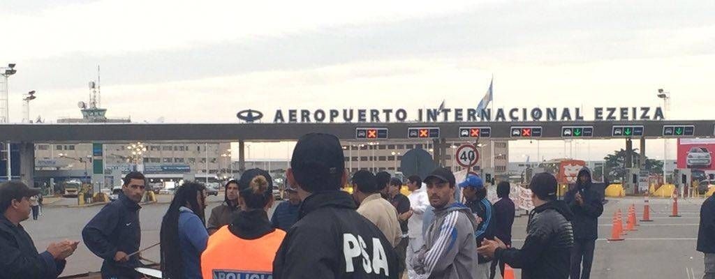 Violento desalojo de bloqueo a acceso del aeropuerto de Ezeiza