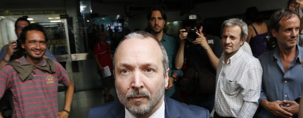 Funcionario Kirchnerista resiste decreto que los desplaza atrincherado en su oficina