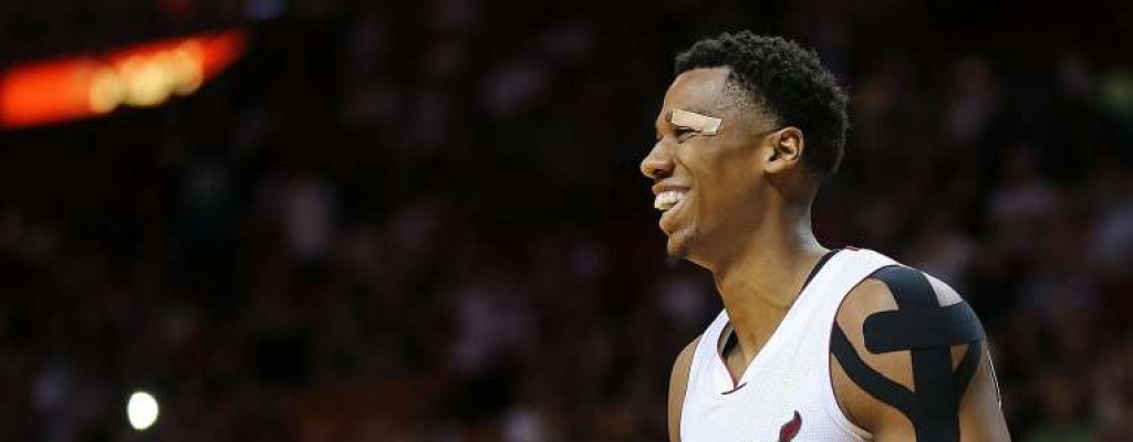 Miami Heat doblega a los Mavericks con soberbio accionar de Whiteside