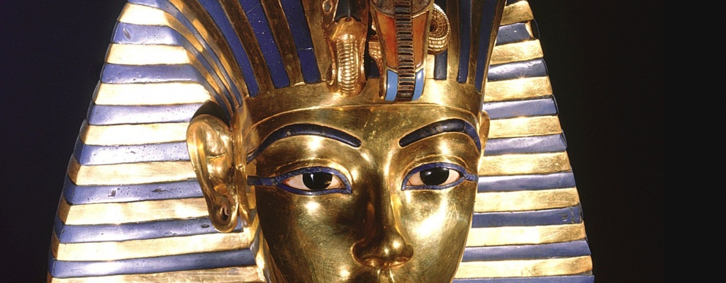 Empleados acusados de reparar con pegamento m�scara de Tutankam�n enfrentan sanciones