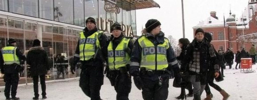 Decenas de enmascarados atacan a migrantes en Suecia