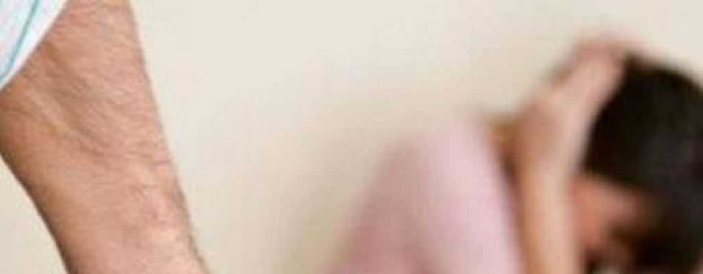 Hombre procesado por golpear y arrastrar por la calle de los pelos a su novia embarazada 