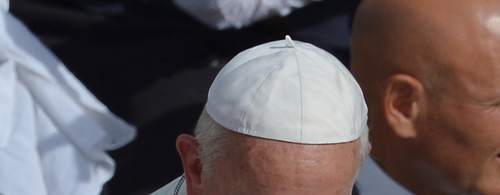 Papa env�a rosario bendecido a l�der social encarcelada en Argentina