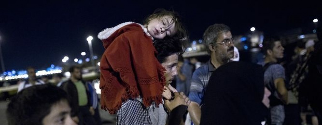 Miles de refugiados esperan en Grecia para cruzar la frontera con Macedonia