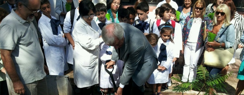 Vzquez plant rbol en escuela de Pocitos y se compromete ante docentes