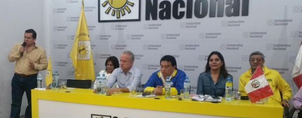 Candidato presidencial se encaden en Palacio de Gobierno en Per