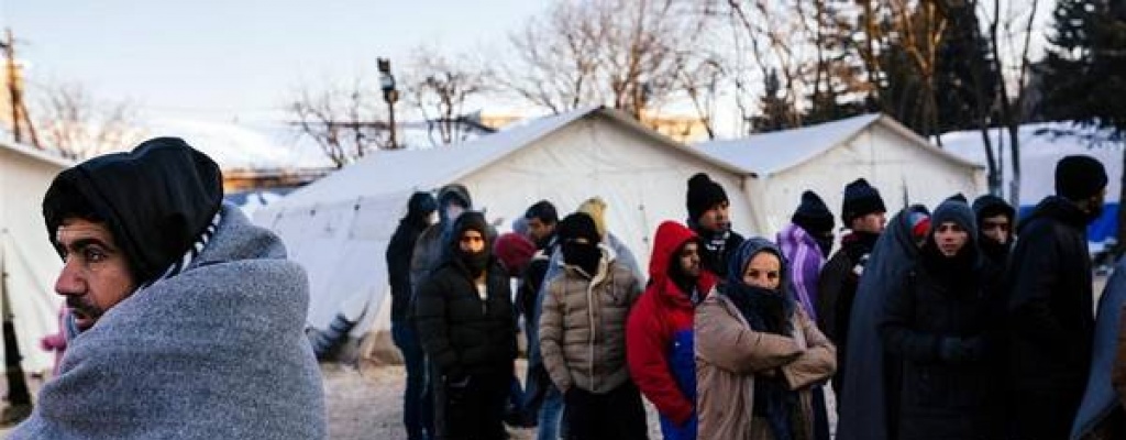 Unos 13.000 migrantes bloqueados en frontera entre Grecia y Macedonia