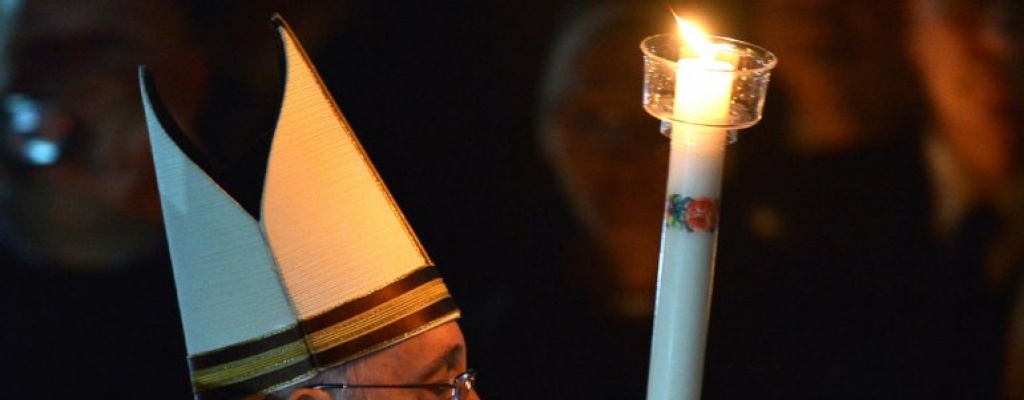Francisco participa del viernes santo y encamina Va Crucis en el Coliseo de Roma