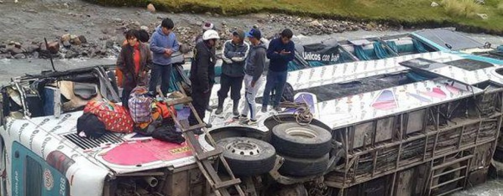 23 personas fallecieron tras caer un mnibus en un ro en Cusco, Per