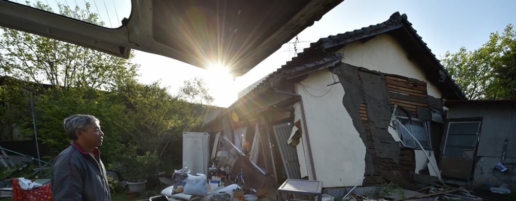 Rescatan a un beb en Japn entre los escombros de una casa derrumbada por el terremoto
