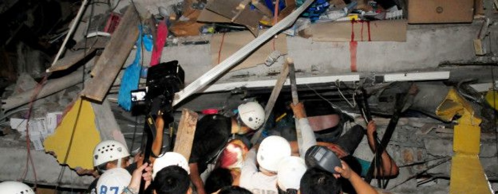 Al menos 77 muertos por potente sismo en Ecuador