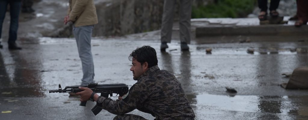 Atentado talibn y tiroteo en Kabul dejan al menos 28 muertos y cientos de heridos