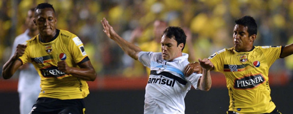 Futbolista ecuatoriano muere por paro card�aco en pleno partido