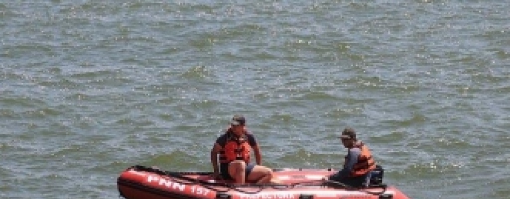 La Armada Nacional rescat a dos tripulantes de una embarcacin en aguas del Ro Negro