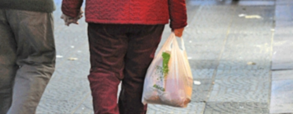 Reflotan la idea de cobrar las bolsas plsticas en los supermercados