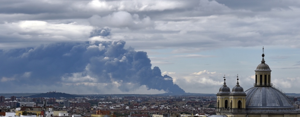 Diez d�as necesarios para extinguir fuego en vertedero de neum�ticos en Espa�a