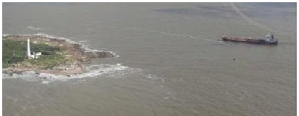 Siguen los trabajos para retirar buque encallado