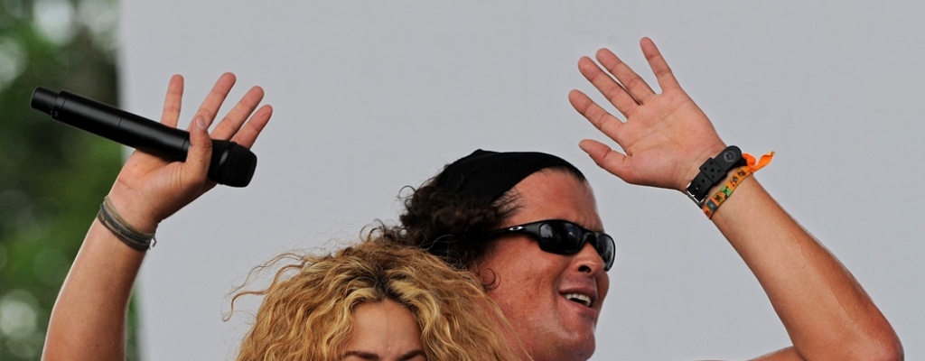Shakira y Carlos Vives lanzan su canci�n "La Bicicleta"