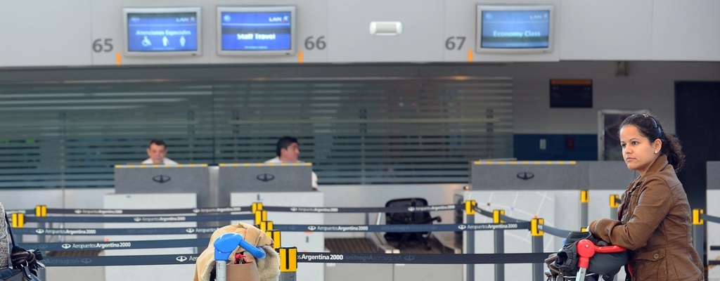 Desalojo policial de protesta que bloque� acceso a aeropuerto de Argentina