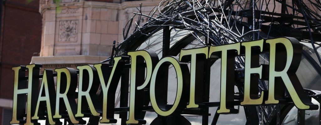 Harry Potter llega al teatro convertido en padre de tres hijos