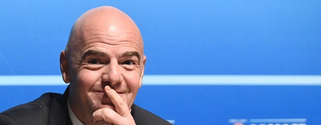 El presidente de la FIFA Gianni Infantino se acerca a Diego Maradona