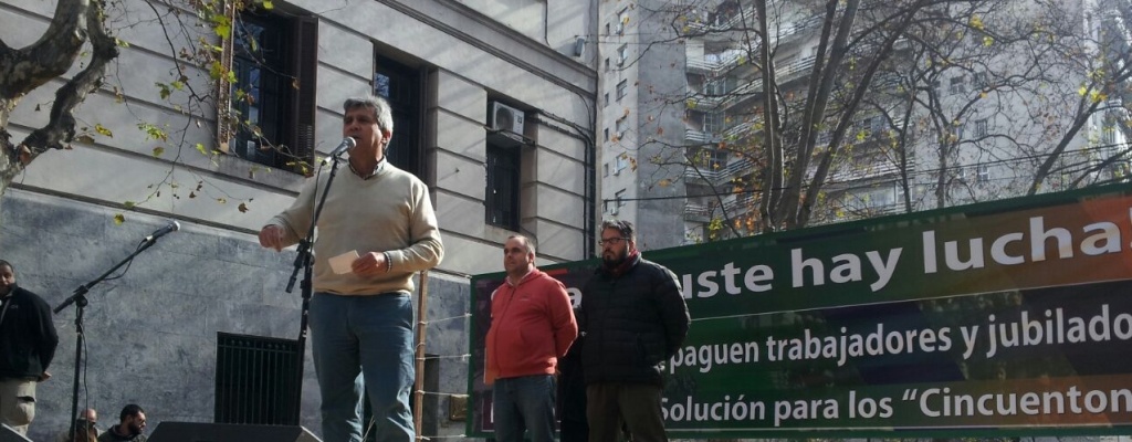 Funcionarios de la Administraci�n Central se movilizaron frente al Ministerio de Econom�a