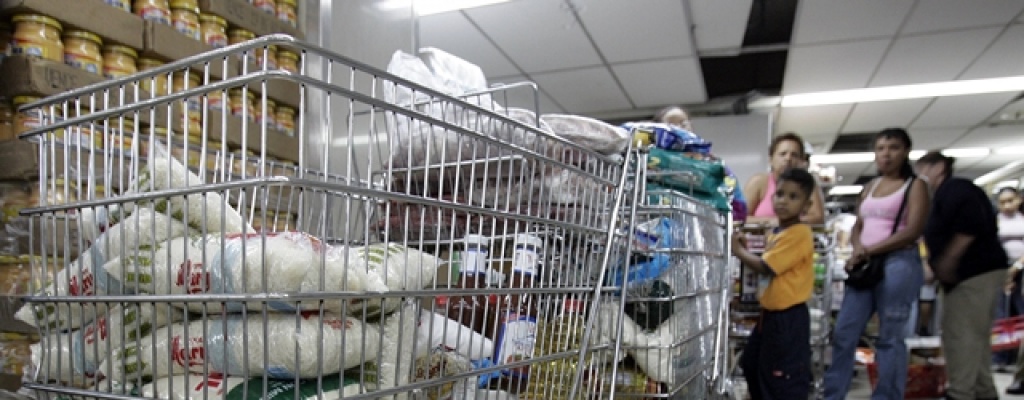 "�En Venezuela no hay nada!": miles cruzan a Colombia en busca de alimentos