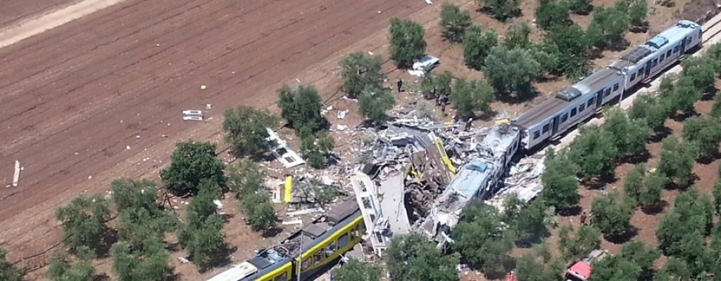 Choque frontal de trenes en Italia deja al menos 20 muertos