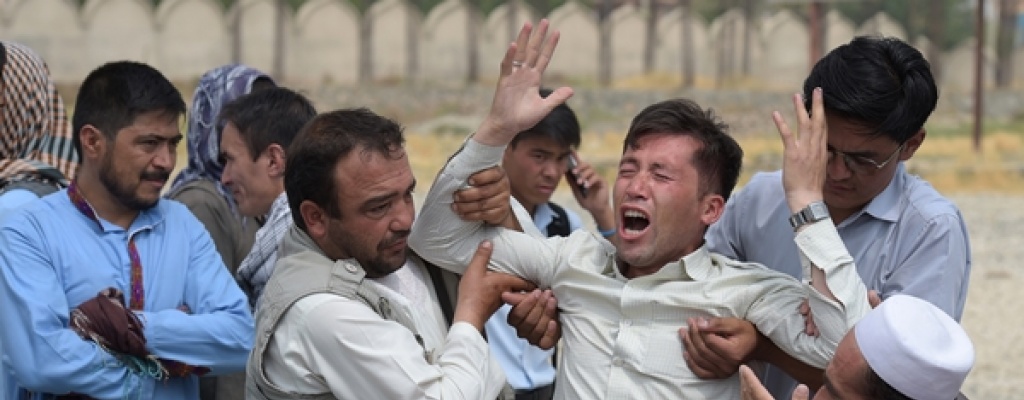 Afganist�n entierra a los muertos del sangriento atentado de Kabul
