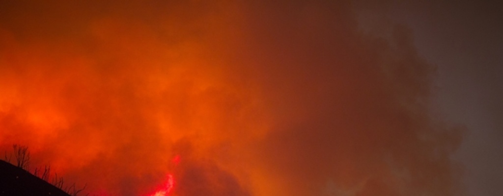 Decenas de miles de personas huyen de las llamas en California