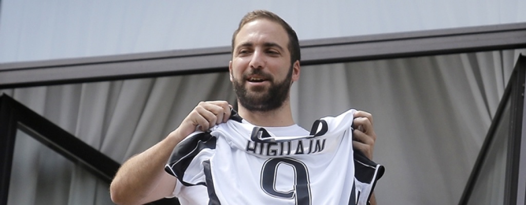 Presidente del N�poles habla de "traici�n" de Higua�n al fichar por la Juve